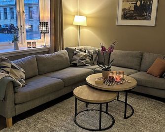 Central Oslo: Modern four-bedroom flat in quiet and charming neighbourhood - Oslo - Sala de estar