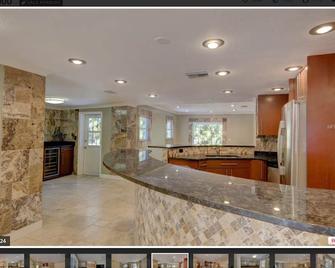 Private Bedroom and Bathroom in a Beautiful Pool house. - Largo - Front desk