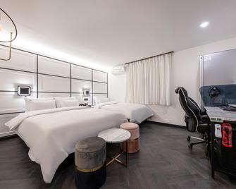 Iksan Hotel 174 - Iksan - Bedroom