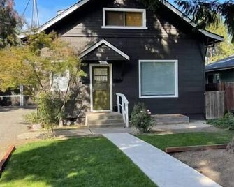 Classic & Cozy Apartments - Parking & Close To Dw - Medford