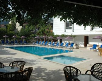 Doruk Hotel And Suites - Icmeler - Piscina