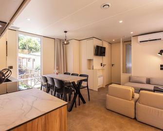 Camping Rcn La Bastide En Ardèche - Ruoms - Wohnzimmer