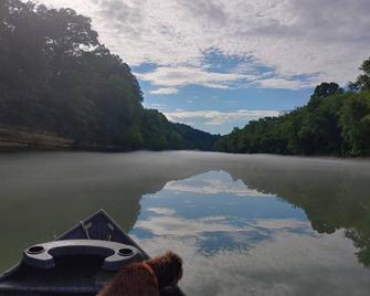 Cumberland River Retreat Book this weekend 125 a night!! - Burkesville - Outdoors view