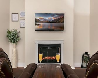 Main Street Retreat Journeys End | King Bed | In Town | Shared Hot Tub/Pool Access - Fredericksburg - Sala de estar