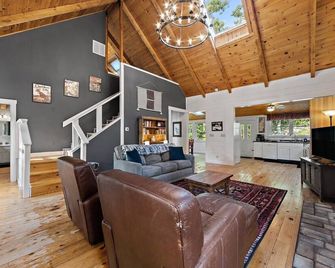 Secluded Cabin a Stone's Throw From the A.T.! - Harpers Ferry - Living room