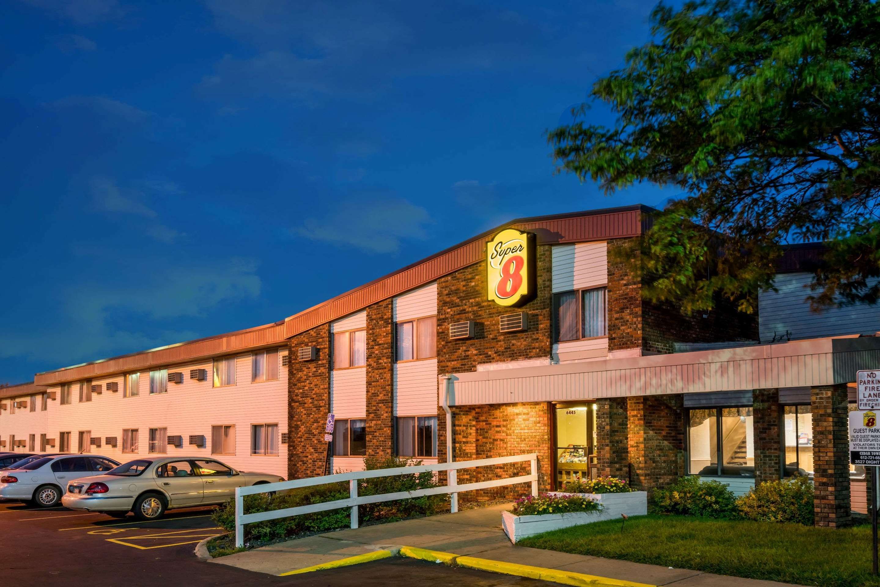 Super 8 By Wyndham Brooklyn Center/Mpls - Brooklyn Center - Byggnad
