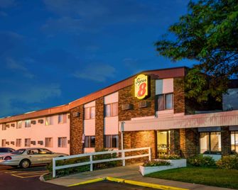Super 8 By Wyndham Brooklyn Center/Mpls - Brooklyn Center - Building