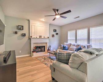 Family Home, 23mi To Dwtn Atlanta And Aquarium - Stockbridge - Living room
