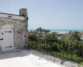 Castle MacMillan-Hughes, a beautiful home in Tarpum Bay, Eleuthera - Tarpum Bay - Balcon