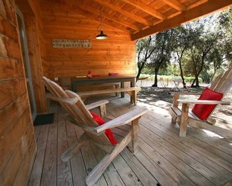 Gîte Les cabanes de Carelle 'L'Orée du Bois - Aspères - Patio
