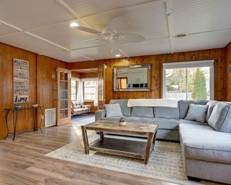 Lovely Au Gres Cottage with Hot Tub Walk to Beach! - Au Gres - Sala de estar