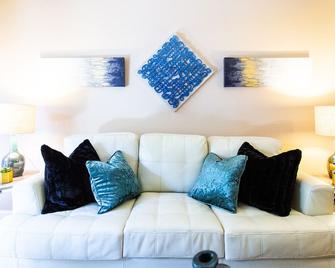 Sanitized Modern Comfort Fast Wifi Cali King Bed - Westlake Village - Living room