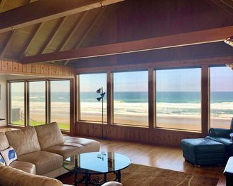 Oceanfront Beach House With Direct Beach Access In The Desired Roads End Area - Lincoln City - Living room