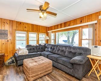 Classic Lake Sallie Hideaway with Wonderful Sunset Views - Detroit Lakes - Living room