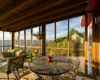Lookout Mountain Brow Home. Large Sunset Deck, Covered Hot Tub, Screened Porch. - Lookout Mountain - Balcony