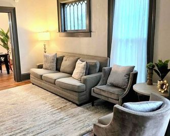 Victorian Charm Meets Modern Comfort Sleeps 10 W/Ac Fully Stocked - Ельміра - Вітальня