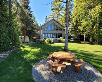 Waterfront! 3000+ sqft w/ Games, Hot Tub and Sauna! - Mackinaw City - Vista del exterior