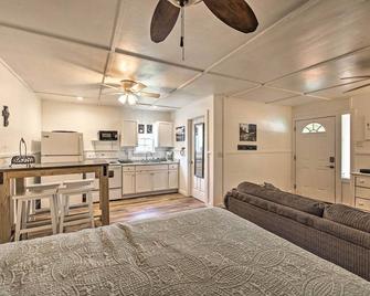 Pet-Friendly Canyon Lake Studio Fish, Boat, Relax - Canyon Lake - Cocina