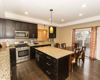 Luxury House minutes away from O'Hare and Downtown Chicago - Schiller Park - Kitchen
