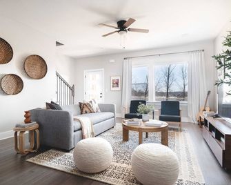 Chesney by Avantstay Contemporary East Nashville Home w/ Southern Flare - Nashville - Salon