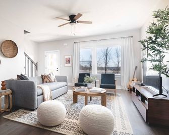 Chesney by Avantstay Contemporary East Nashville Home w/ Southern Flare - Nashville - Living room