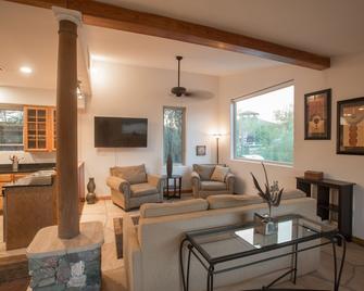 Hidden Desert- Custom Home Desert Views, 5 min to Food/Shop - Cave Creek - Living room