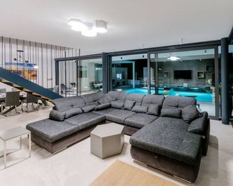 Luxury Villa Soleil with Swimming Pool - Sutivan - Living room