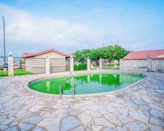 Texan Inn By OYO Beeville Us-181 - Beeville - Pool