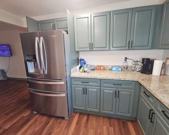 The LA. Lodge Charming 2 Bedroom Fishing/Hunting Camp in Venice, La. - Buras - Cocina