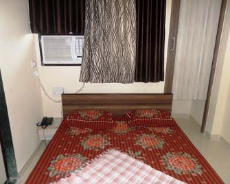 Riya Raj Hotel - Kalyān - Bedroom