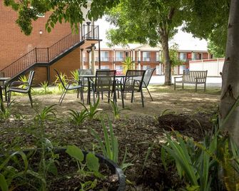 Meramie Motor Inn - Albury - Patio