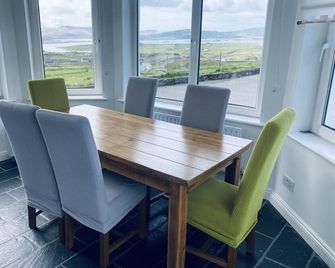 Family & Pet Friendly House Situated On A Working Hillside Sheep Farm - Caherciveen - Essbereich