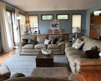 Deluxe 5 bedroom Lakefront home, Lake Huron, Sandy Beach, Wooded Point - Au Gres - Sala de estar