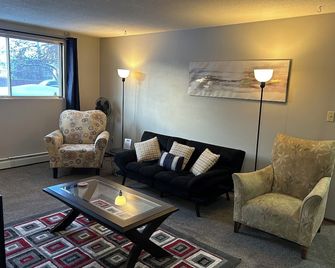 One Bedroom Main floor Apartment - Camrose - Sala de estar