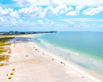 BBR #8, Steps to the Beach, Heated Pool w/Kitchenette & King bed! - Treasure Island - Strand