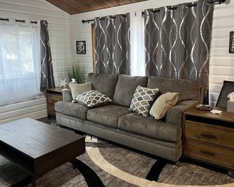 Cozy Cabin - Prosser - Living room