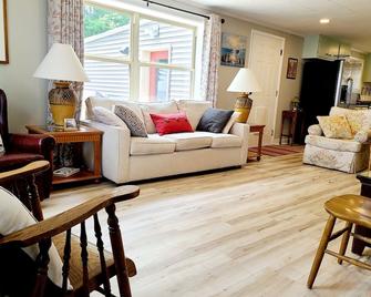 Foghorn Bay Getaway Relax and play at this private 4 BR/2BA, 1.5-acre property! - Marinette - Wohnzimmer