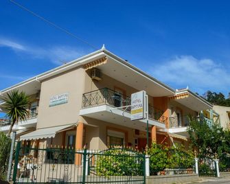 Vergina - Chrisi Akti - Edificio