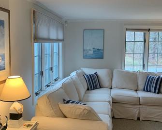 Great Harbors Vacation House with Private Pool in Falmouth-Cape Cod - Falmouth - Living room