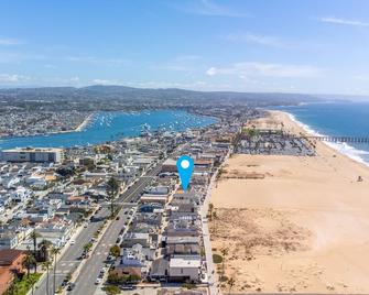1 Bedroom Apartment in the back of our Oceanfront Home - Newport Beach