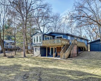 Boat Dock, Hot Tub And Deck Lakefront Ne - Nekoosa - Building
