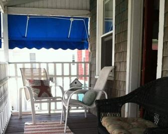 Welcome to this adorable cottage by the sea, clean and pet friendly - Ocean City - Balcony