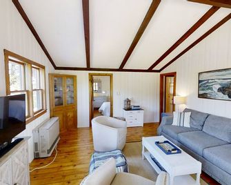 Cozy 2 bedroom cottage with beautiful views of Mackerel Cove! - Bailey Island - Sala de estar