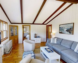 Cozy 2 bedroom cottage with beautiful views of Mackerel Cove! - Bailey Island - Soggiorno