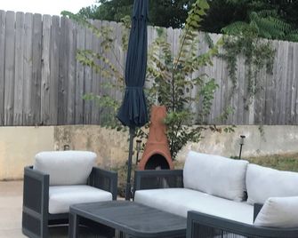 Spacious 4 BR home with seasonal pool, Wi-Fi, CHA in Shawnee. Pets welcome! - Shawnee - Innenhof