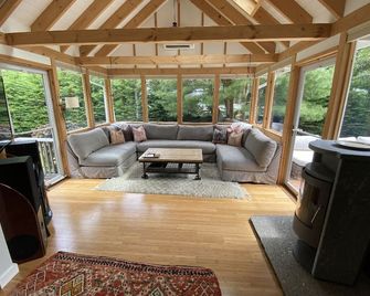 Vineyard Vacation Retreat With Hot Tub - Oak Bluffs - Wohnzimmer