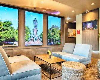 Leonardo Hotel Munich City East - Münih - Oturma odası