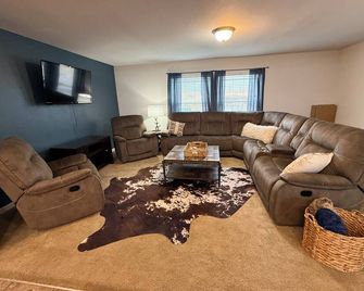 Three Bedroom, Two Bathroom Home with Barn & Corrals - Valentine - Huiskamer