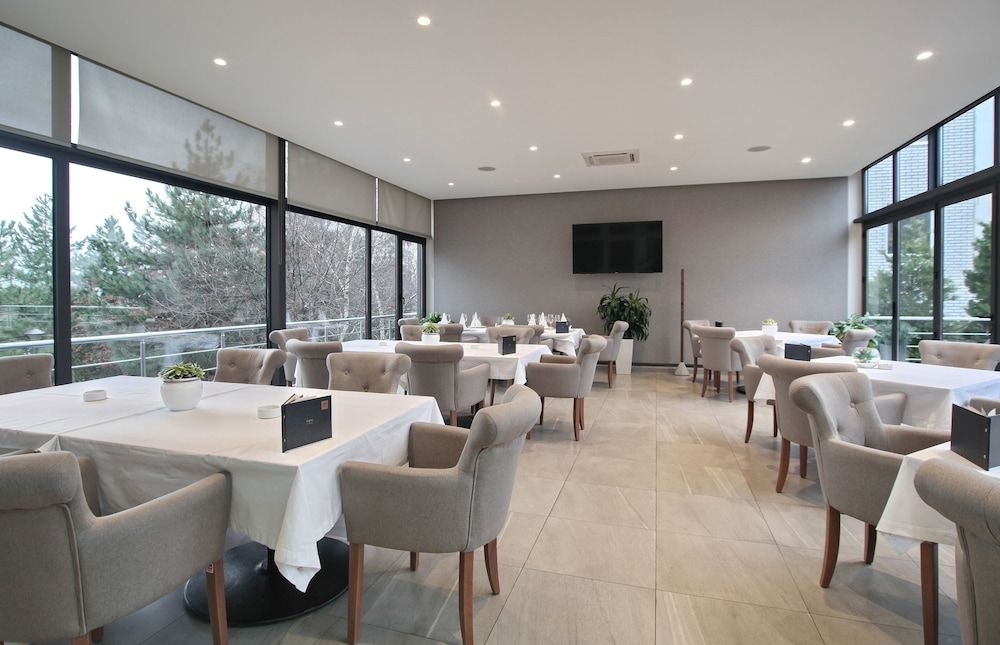 هوتل أوراساك - بلغراد - مطعم