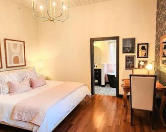 Speakeasy King Suite (Rm 8) - Nevada City - Bedroom